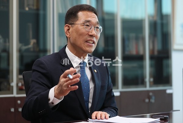 김주영 의원이 지난 정부가 추진한 전략산업구조개편에 대한 정책적 문제점을 지적하고 있다.