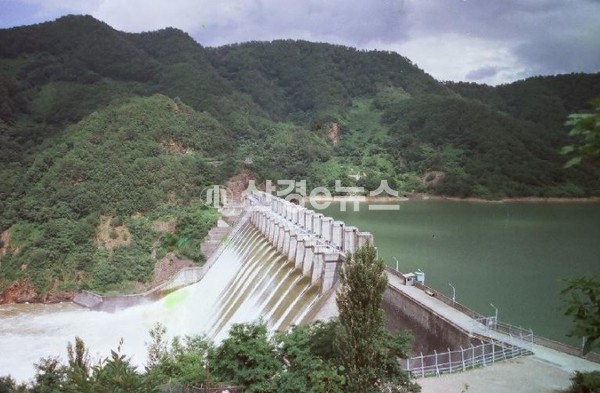 강원도 화천군 북한강에 위치한 콘크리트 중력댐이자  1944년 수력 발전 전용으로 완공된 화천댐