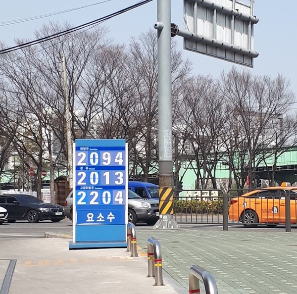 러시아와 우크라이나 정기화로 국내 유가가 요동치고 있는 16일 오전 서울 시내 한 주유소에 유가 정보가 표시돼 있다.