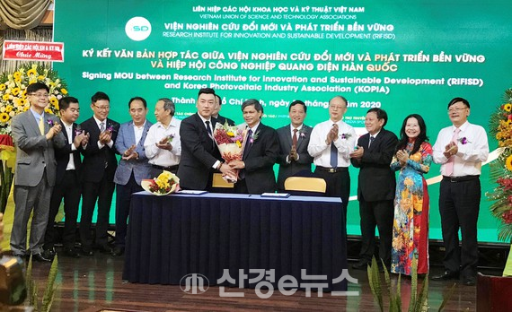 협회가 2020년 9월 12일 베트남 과기부 산하 '혁신과 지속가능한 발전을 위한 연구소'(RIFISD) 설립 기념행사를 갖고 있다. 이 행사를 계기로 태양광산업협회는 베트남 태양광 시장 진출을 꾸준히 논의해왔다. (사진=태양광산업협회 제공)
