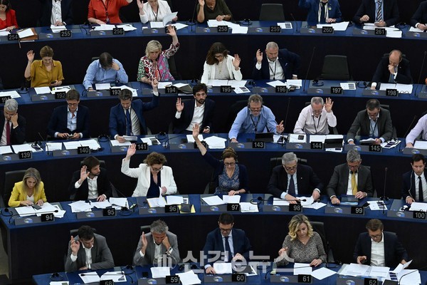 유럽연합 의회 의원들이 7월 6일(현지시간) 프랑스 스트라스부르에서 원전과 가스를 택소노미에 포함할지 여부를 결정하는 투표에 참여하고 있다. (사진=AFP연합뉴스)