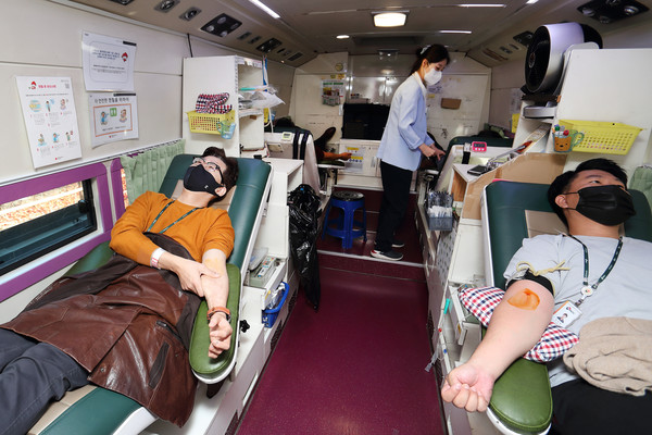 한국석유공사 90여명 임직원들이 코로나19로 인한 혈액수급난 해소를 위해 사랑의 단체헌혈을 하고 있다.