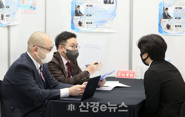 10일 서울 서초구 aT센터에서 열린 '2022 하반기 글로벌일자리대전’에서 채용면접이 진행하고 있다.