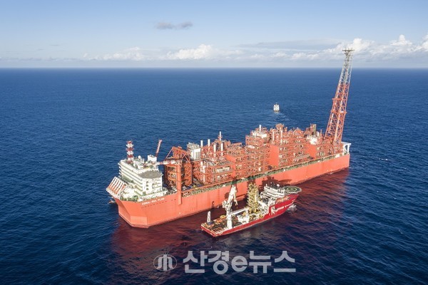 한국가스공사는 11월 13일 모잠비크 Area4 광구의 최초 상업화 프로젝트인 ‘코랄 사우스(Coral South)’ 사업에서 첫 LNG 생산 및 선적을 완료했다.(사진=한국가스공사 제공)