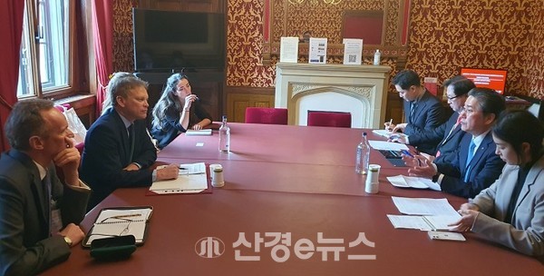 정승일 한전 사장(오른쪽 앞 두번째)이 1일 그랜트 샵스 기업에너지산업전략부 장관(왼쪽 가운데)과 영국 원전사업 참여를 위한 협력방안을 논의하고 있다. (사진=한전 제공)