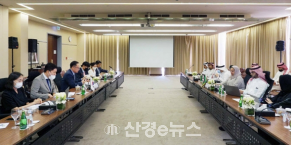 한국 정부 대표단이 한·걸프협력이사회(GCC) 자유무역협정(FTA) 제5차 공식 협상에 참석해 GCC 대표단과 협상하고 있다. (사진=산업통상자원부 제공)