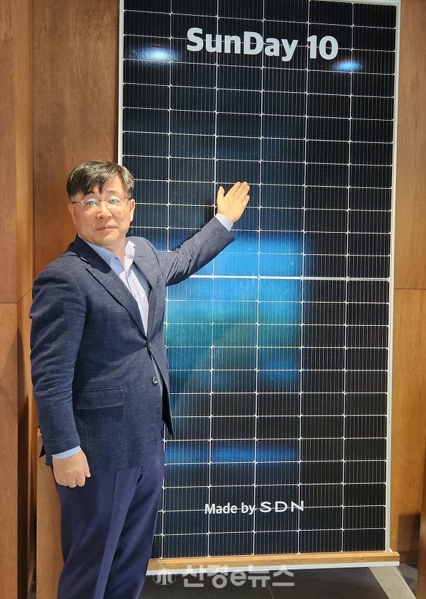 박학봉 에스디엔 부사장이 올해 출시한 업계 최고 600W 출력의 태양광 모듈 'SUNDAY 10+' 앞에 서서 제품 설명을 하고 있다. 양면유리수광형(Dual-Glass Bifacial) 제품으로 발전효율을 20% 이상 높였다.