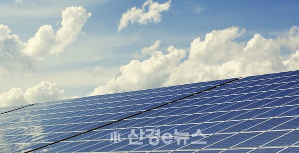 양이원영 의원이 재생에너지 확대를 위한 전기사업법 개정안을 지난 10~12일 연이어 발의했다. 사진은 태양광발전시설.