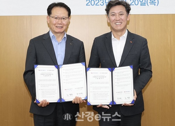 김영문 동서발전 사장(우)과 박지현 전기안전공사 사장(좌)이 20일 오전 11시 동서발전 본사에서 '신재생에너지 안전성 향상을 위한 기술협약식을 체결하고 있다. 