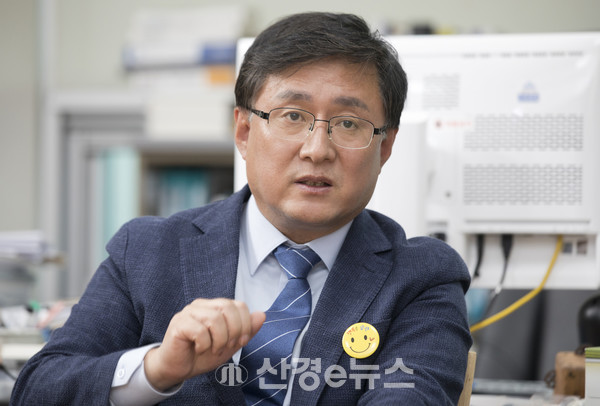 국회 산업위 소속 김성환(더불어민주당) 의원이 전기차 배터리를 활용해 전력피크시 급전형 ESS(에너지저장장치)로 활용하는 V2G '환경친화적자동차법' 일부개정법률안을 15일 대표발의했다.