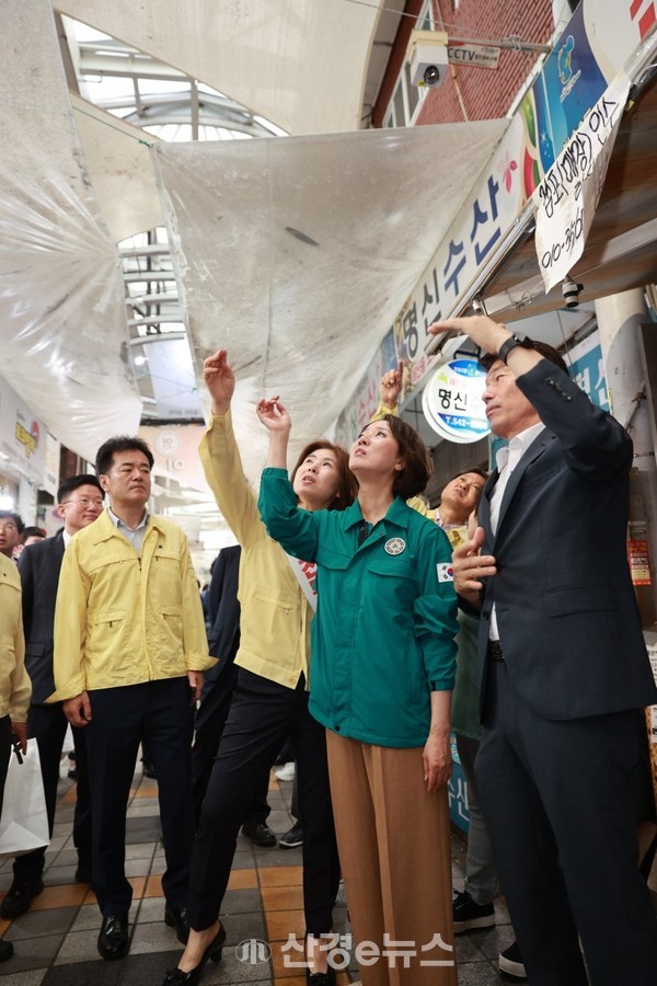 이영 중소벤처기업부 장관(오른쪽 두번째)이 15일 부산 반송큰시장을 방문해 지붕을 점검하고 있다.