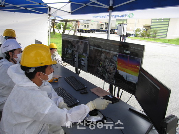 한국원자력연구원이 한국수력원자력에서 31일 원전 ‘재난대응 안전한국훈련’에 원자력 로봇을 투입해 방사선 누출 등을 실천처럼 훈련하고 있다.