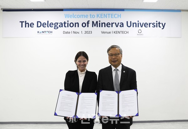 윤의준(오른쪽) 한국에너지공과대학교 총장이는 지난 1일 미래형 교육을 선도하는 돌리 데이비스 미국 미네르바대학 학장과 혁신교육 공동연구 및 에너지 분야 글로벌 인재양성을 위한 업무협약을 체결하고 있다.