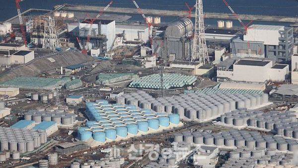 후쿠시마 사고 제1원전 오염수 정장탱크 전경. 일본 정부는 사고 원전 해체를 위한 공간 확보를 위해 저장 탱크 오염수를 바다에 방류하는 것이라는 변명을 하고 있다.