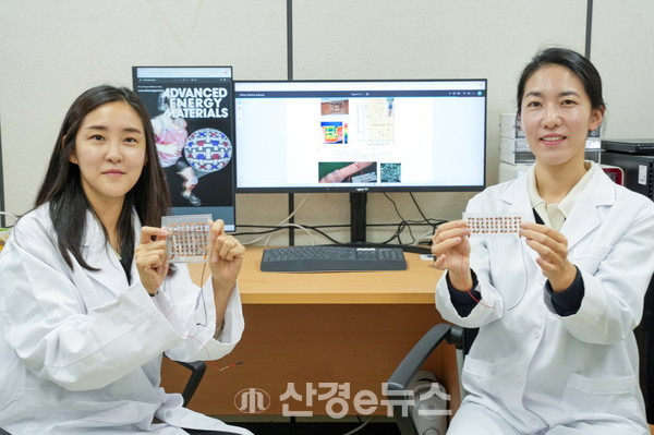 KERI 최혜경(왼쪽)·윤민주 박사가 메타 물질을 활용한 신축·유연 열전소자를 선보이고 있다.