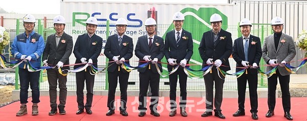 한국전력기술이 23일 e편한세상 동탄 파크아너스 공사 현장에서 피크부하 저감을 위한 500kW급 재사용 배터리 활용 에너지저장장치(R-ESS) 실증 설비 구축 준공식을 거행하고 있다. 