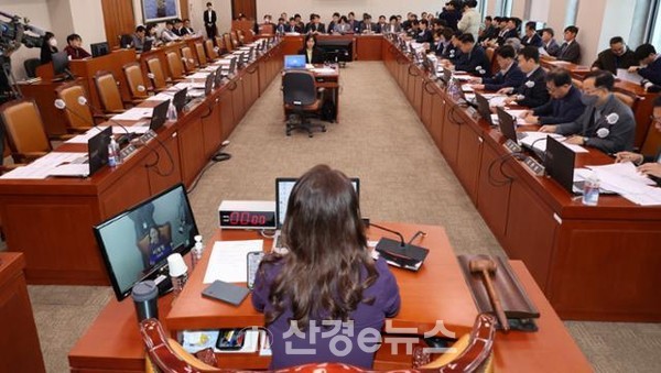 지난 20일 예산확정을 위해 국회 산업통상자원중소벤처위원회 전체회의가 여당 국민의힘 소속 의원들이 불참한 가운데 열리고 있다. 
