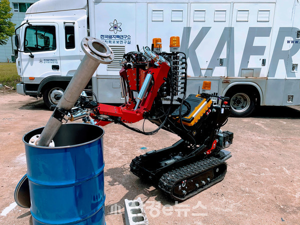 한국원자력연구원이 자체 개발한 고하중 양팔 로봇 암스트롱은 고하중의 물건도 섬세하게 다룰 수 있다. (사진=원자력연구원 제공)