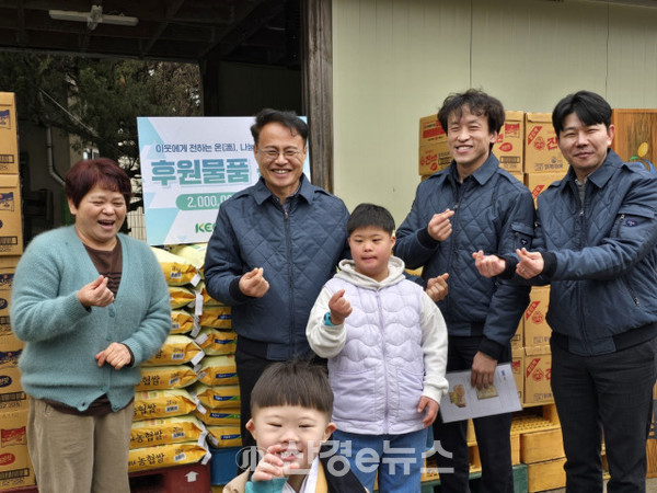 신진수(왼쪽에서 두번째) 한국환경보전원장과 임직원들이 6일 사회복지시설 ‘소망의 집’을 방문해 생필품 등을 전달하고 있다.