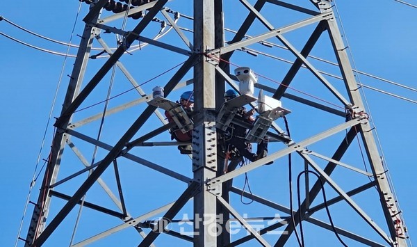 한전 송전철탑에 설치된 AI 산불조기대응시스템. (사진=한전 제공)