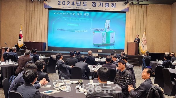(사)한국인더스트리4.0협회 박한구 명예회장이 ‘탄소규제 대응 스마트 제조혁신 실행 전략’을 주제로 발표하고 있다. 