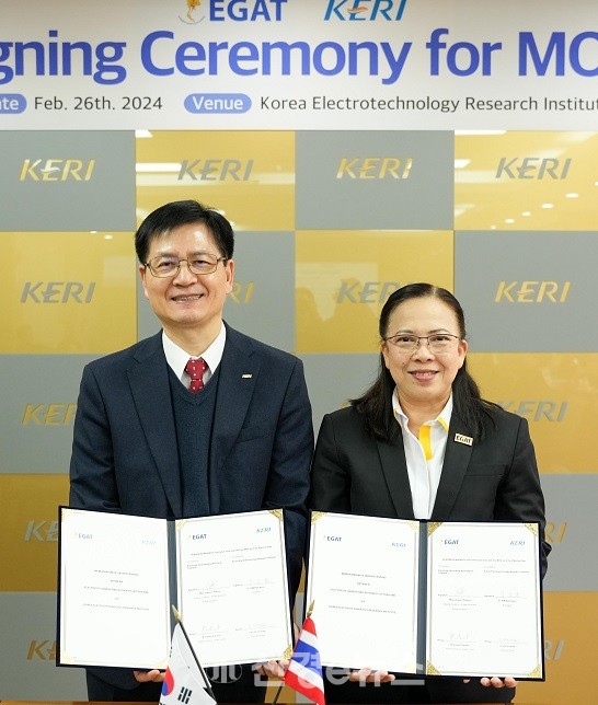 김남균 전기연구원장(좌)과 지라퐁 쉬리쿰(Jiraporn Sirikum) 태국전력청장 직무대행이 전력기기 시험인증 상호협력 MOU를 26일 체결하고 있다.