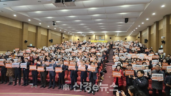 23일 국회 의원회관 대회의실에서 ‘고준위 특별법 제정 촉구를 위한 범국민대회’가 열리고 있다. 