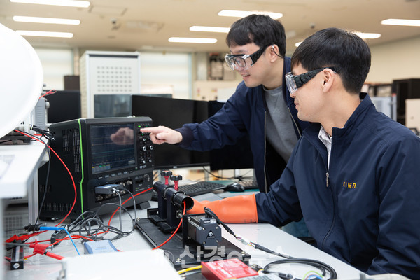 한국에너지기술연구원 에너지ICT연구단 정학근 박사 연구진이  분산자원에 대한 직류 배전 고장 특성을 분석하고 있다.