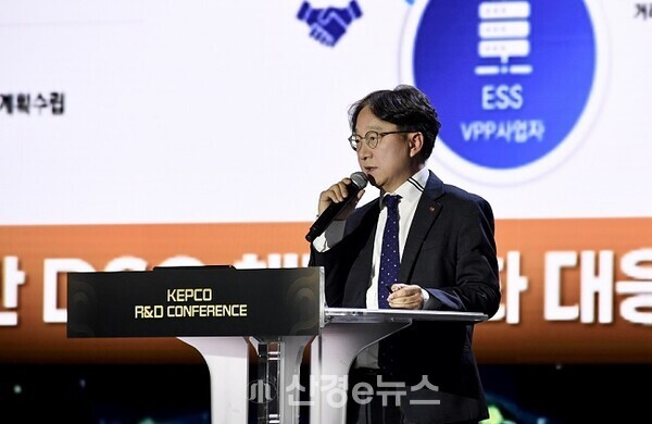 심은보 한전 전력연구원장이 5일 광주 김대중컨벤션센터에서 열린 '2025 R&D 컨퍼런스'에서 한전의 미래 전력기술 비전을 발표하고 있다.