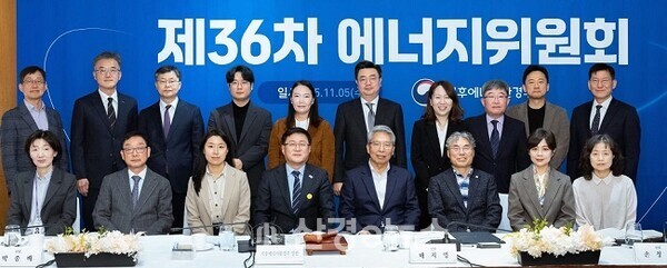 5일 기후에너지환경부 출범 이후 첫 에너지위원회(36차)에서 ▲분산에너지특화지역(이하 분산특구) 지정(안) ▲제7차 에너지이용 합리화 기본계획을 심의, 의결했다. 사진은 새정부에서 위촉된 제8기 민간위원들이 김성환 기후부 장관(앞줄 좌측 4번째)과 기념촬영하는 모습이다. 