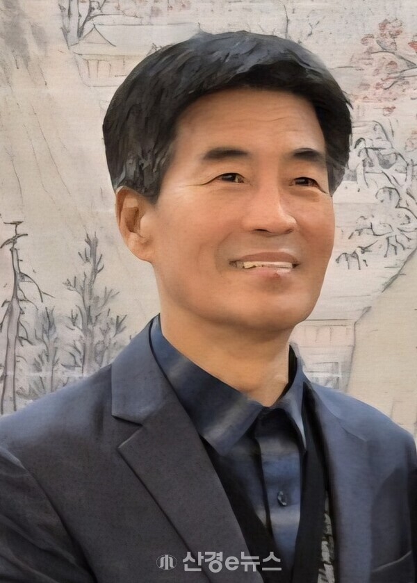 정우식 한국재생에너지단체총연합회 공동대표의 첫마디는 짧았다. “기후위기는 멀리 있지 않습니다. 이미 우리 삶 속으로 들어와 있습니다.” 정 대표는 이날 오전 이른 시각 '서울의소리'와의 인터뷰 때문에 옷을 따뜻하게 입고 나왔다고 말하며 감기 조심하라고 기자에게 권했다. 정 대표는 재생에너지는 기후위기 대응이자 산업 경쟁력의 핵심이며 국민 누구나 참여할 수 있는 민생경제의 해법이라고 강조했다. (사진=김미정 기자)