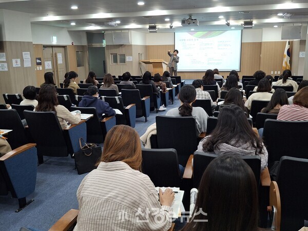 서울의 어린이집 교사 60여 명이 ‘포스트휴먼과 생태적 전환의 유아환경교육 교사연수’를 받고 있다.