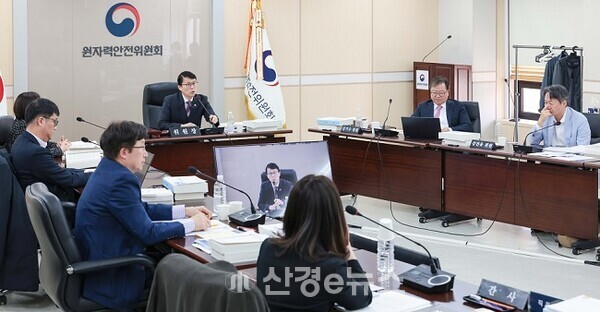 고리2호기 계속운전을 주안건으로 한 '제224회 원자력안전위원회 회의'가 13일 최원호 위원장 주재로 열리고 있다. 이날 원안위 회의장 앞에는 환경운동연합을 비롯한 시민사회 및 부산 지역 주민들이 고리2호기 수명연장 심의를 중단할 것을 요구했지만 최원호 원안위원장은 ‘성숙한 시민의식’을 갖추라며 퇴장을 명령했다.