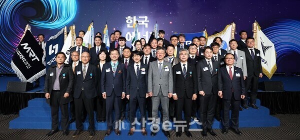 2025년 에너지대상 훈장, 포장, 대통령표창, 국무총리 표창 등 영예의 정부포상을 받은 24명이 에너지공단 박병춘 부이사장과 기념촬영하고 있다. 이사장은 임기만료로 현재 공모가 진행중이라 부이사장이 수상자들과 기념촬영을 했다. (사진=에너지공단 제공)