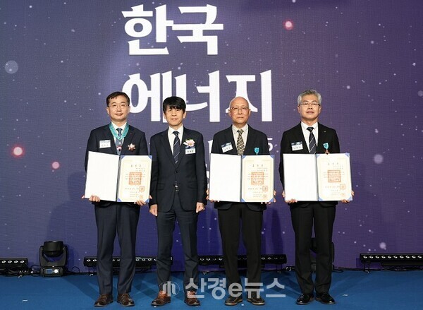 2025년 에너지대상 영예의 훈장을 받은 백우기 한전 영업본부장(왼쪽 1번째), 김석우 에너지기술연구원 박사(왼쪽 3번째), 남차식 부산도시공사 처장(왼쪽 4번째)이 안세창 기후에너지환경부 기후에너지정책실장(왼쪽 2번째)과 기념촬영하고 있다. (사진=에너지공단 제공)