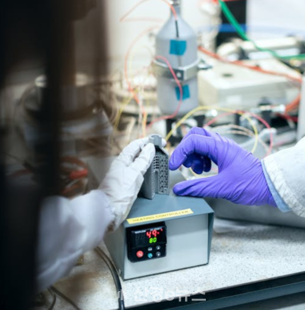 국내 실험실에서 전고체전지 연구를 진행중에 있다. 정부는 전고체전지, 반고체전지 등 차세대 이차전지 시장 선점을 위해 2030년까지 이차전지 관련 국제표준 9종을 개발하고 국가표준 10종을 제정하는 등 표준 선점에 나선다고 최근 밝혔다. 에너지기술연구원은 울산에 차세대 이차전지 상용화 지원센터를 최근 개소했다. 