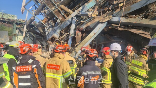 한국동서발전 울산화력발전소 보일러 타워 붕괴 사고 9일째인 14일 오전 발전소 현장에서 중장비를 동원한 수색 작업이 밤낮없이 이어지고 있다. 동서발전은 한국전력공사 자회사로 이번 울산화력 사고는 한전 중대재해사고로 분류된다. (사진=연합뉴스)