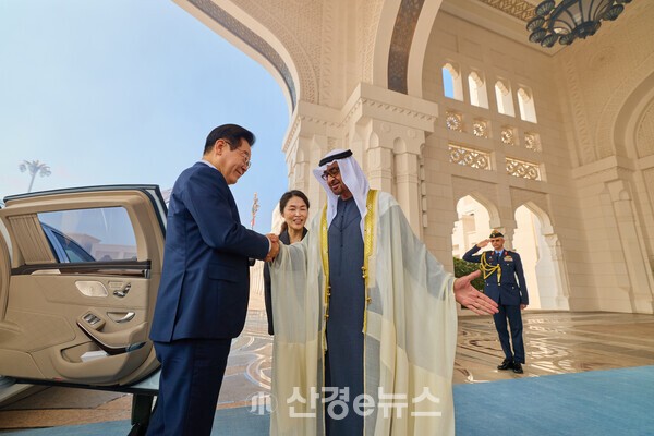 아랍에미리트(UAE)를 국빈 방문 중인 이재명 대통령이 18일(현지시간) 아부다비 대통령궁에서 영접나온 무함마드 빈 자이드 알 나흐얀 대통령과 인사하고 있다. (사진=연합뉴스)