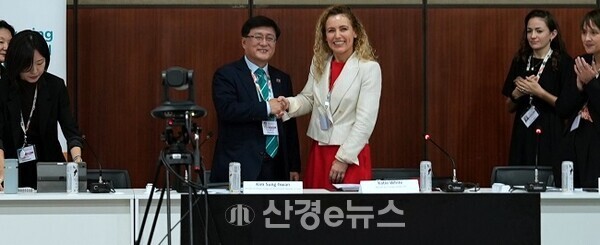 17일(현지시간) 브라질 벨렝에서 열린 제30차 유엔기후변화협약 당사국 총회(COP30)에서 한국이 탈석탄동맹(PPCA)에 가입한 뒤 김성환 기후에너지환경부 장관(가운데 왼쪽)과 PPCA 공동의장인 케이티 화이트 영국 에너지안보넷제로부 장관(가운데 오른쪽)이 악수하고 있다. (사진=연합뉴스)