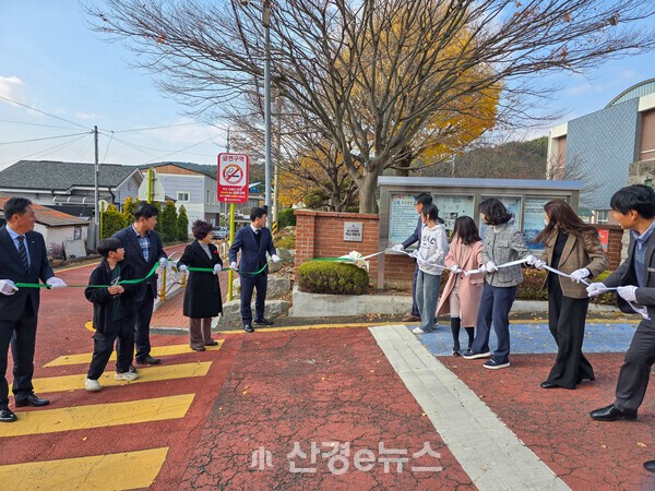 ‘더 안전한 학교 만들기’ 프로젝트 현판식을 하고 있다.