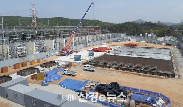 동해안 지역의 원전, 화력발전소에서 생산한 대규모 전기를 수도권에 실어나를 500kV HVDC(초고압직류송전방식) 공사가 당초 예정일보다 10년 가량 지체된 가운데 최종 기착지인 하남시가 2024년 8월 21일 동서울변전소 옥내화-증설사업에 대해 인허가 불허를 통보한채 머물러 있어 2026년 완공목표에 빨간불이 들어왔다. 사진은 2023년 11월 동해안 HVDC 송전망 건설이 진행중인 양주변전소 공사 현장. (사진=한전 제공)