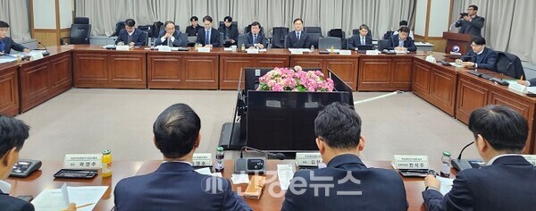 한국재생에너지단체총연합회를 비롯한 14개 주요 태양광 협단체 대표들이 김성환 기후에너지환경부 장관(사진 뒷쪽 중앙)과 심도 있는 현장의 목소리를 전달하기 위한 간담회가 6일 오후 4시 한강홍수통제소에서 열리고 있다.&nbsp;&nbsp;김성환 기후부 장관이 6일 간담회에서 정부 정책방향을 설명하고 있다.&nbsp;한재연 권영호 회장이 재생에너지 보급에 정부가 보다 적극적인 역할을 해달라고 당부하고 있다.&nbsp;