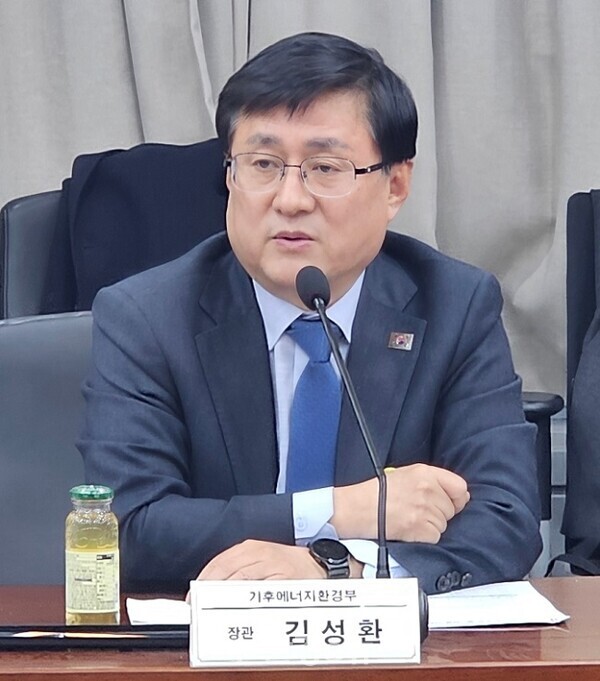 김성환 기후부 장관이 6일 열린 태양광업계 간담회에서 정부 정책방향을 설명하고 있다.&nbsp;