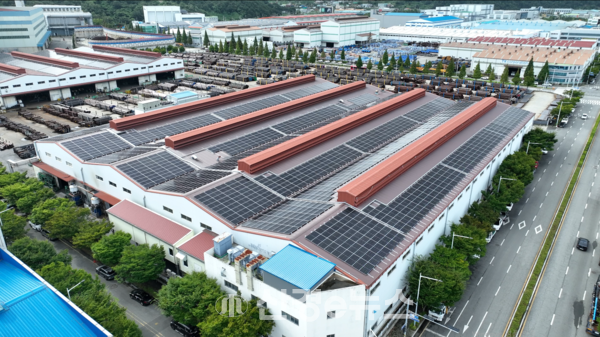 회색빛이 푸른빛으로 변한 산단 태양광 모습. 태양광 전문업체인 그랜드썬기술단이 2024년 9월 시공한 ㈜태광의 5.2MW 산단태양광 전경. 여기서 연간 6.8GWh의 전기를 생산한다. 이는 4인 가구 기준 약 2000가구가 1년 동안 사용할 수 있는 막대한 전력량이다.&nbsp;